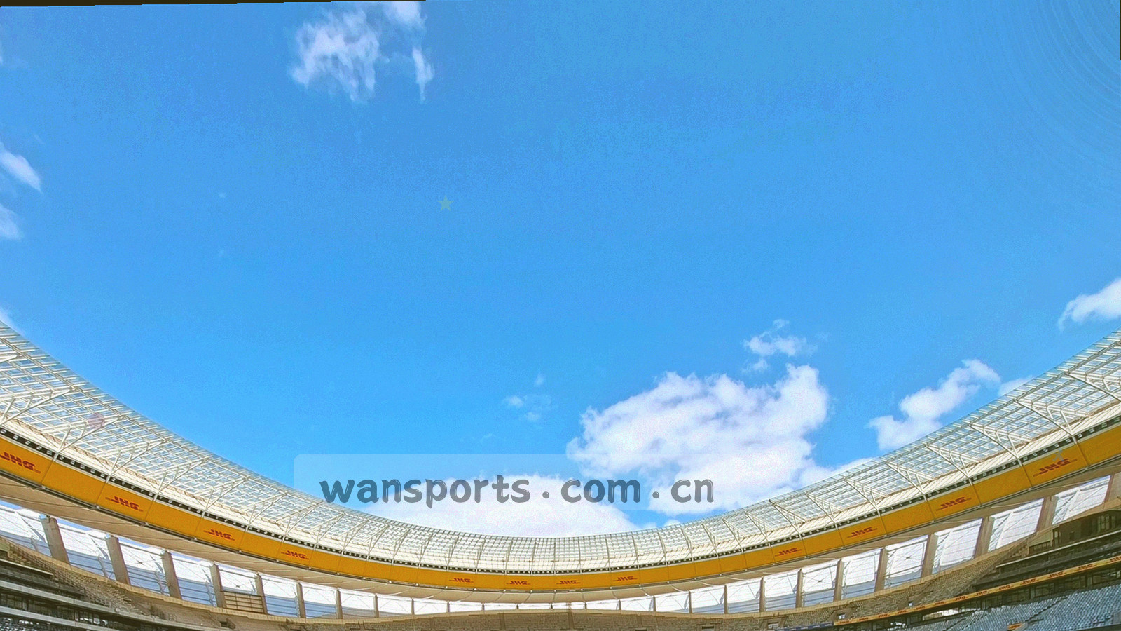 球场边线与草皮纹理的低饱和俯拍，画面上叠加横向刻度线